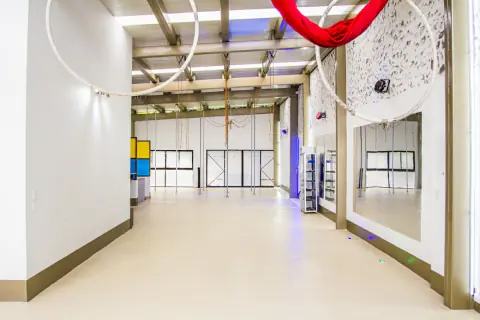 Salón del estudio con aros y telas colgados del techo